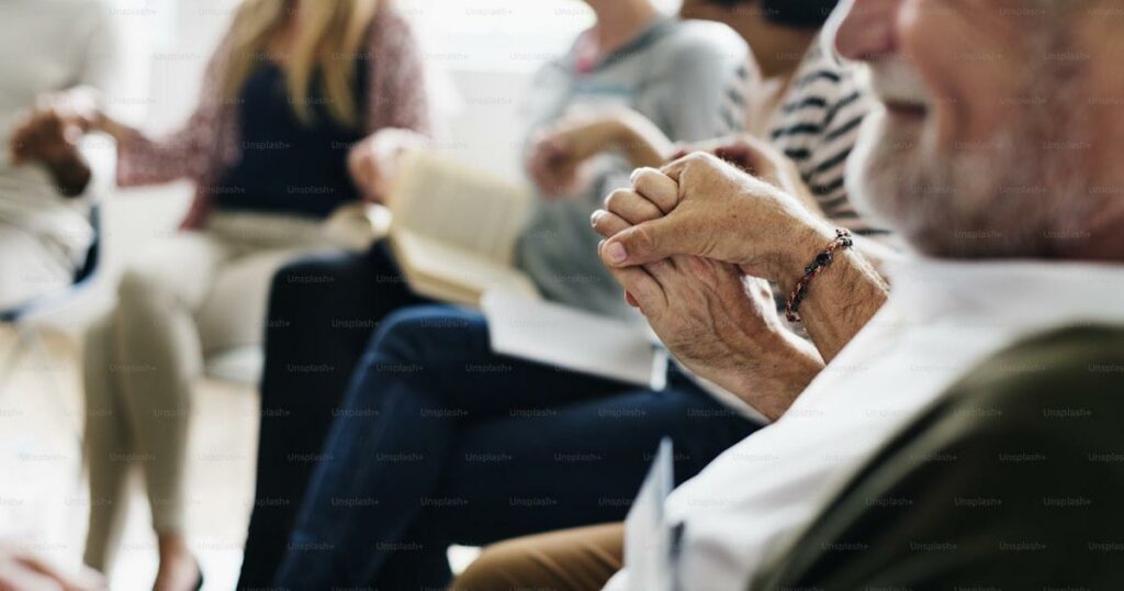 Mains jointes en cercle - soutien et solidarite dans le deuil