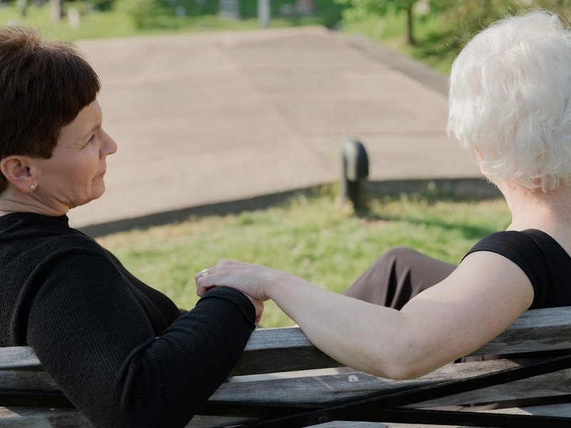 Deux personnes se soutenant dans un moment difficile
